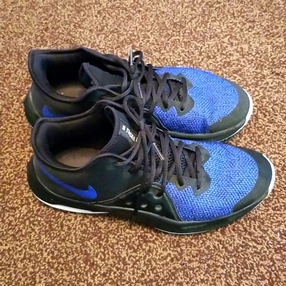 Men's basketball shoes